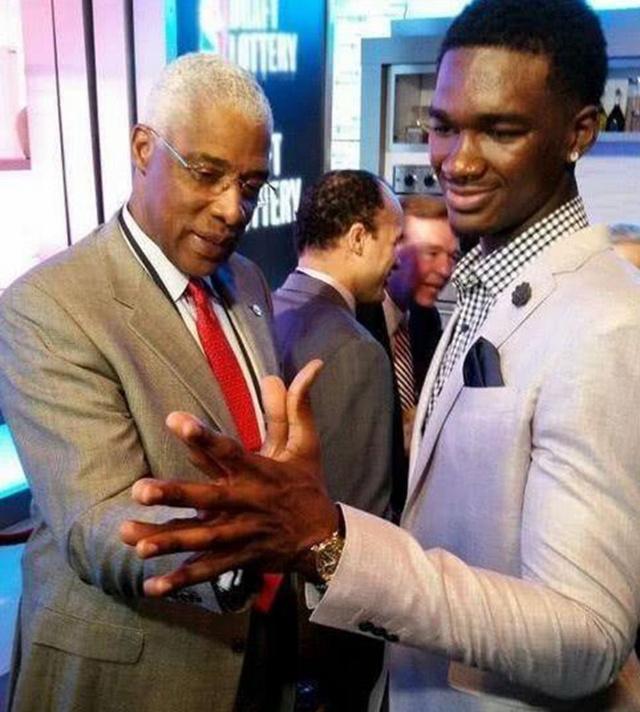 图片报：阿德耶米续约只接受加入解约条款，金额或达8000万欧（图片报：阿德耶米愿续约但需设定约8000万欧的解约条款）