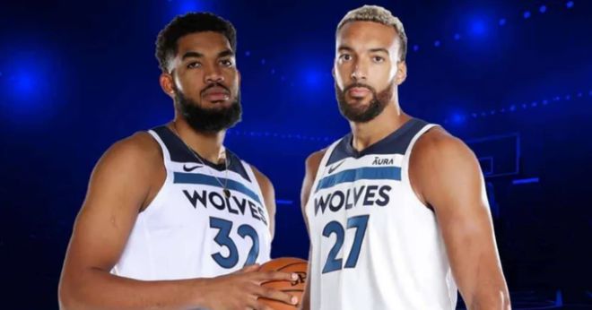 远在迈阿密心系罗马，托蒂和坎德拉用手机观看老东家焦点大战（托蒂、坎德拉身在迈阿密仍关注罗马，用手机追看老东家焦点战）