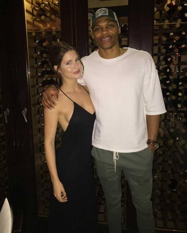 掘金VS独行侠裁判报告：漏吹约基奇打手浓眉+最后一攻传球前走步（掘金VS独行侠裁判报告：约基奇对浓眉打手被漏判，末攻传球前走步未吹）