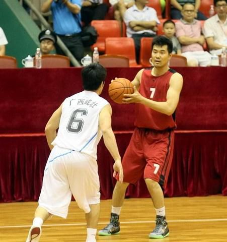 詹姆斯关键一球引爆全场（詹姆斯关键一投令全场沸腾）