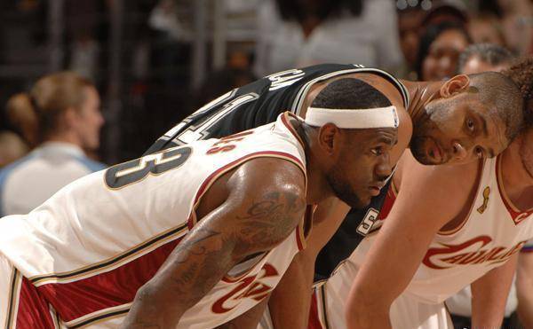 河南球迷心态反思，俱乐部称大热必死引警示（河南球迷自省：俱乐部“热门必倒”论敲响警钟）