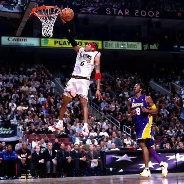 另一个半球的思念，奥斯卡晒出在家观看海港亚冠比赛照片（隔着半球的牵挂：奥斯卡在家晒图看海港亚冠）