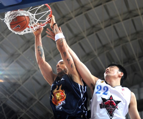 杜兰特篮下强打稳定胜局（杜兰特内线强攻锁定胜利）