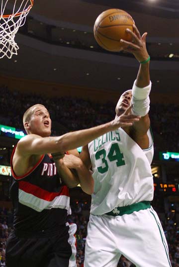 记者：哲凯赖什没参加欧冠赛前最后一练，此前曾感到肌肉不适（记者：因肌肉不适，哲凯赖什缺席欧冠赛前最后一练）