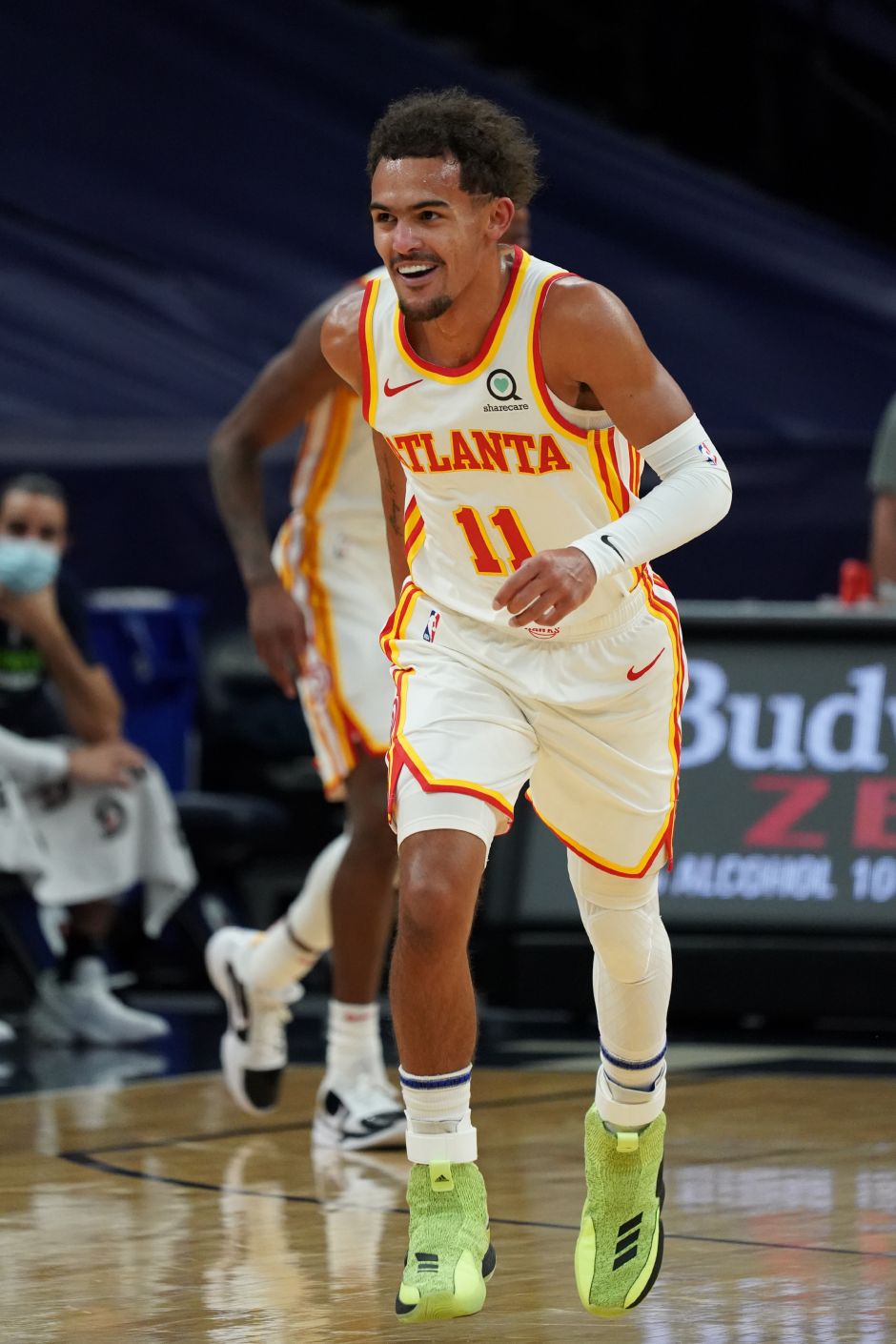 水晶宫与斯特拉斯堡赛前，维埃拉现身法国酒吧和球迷一起观战（水晶宫对阵斯特拉斯堡前，维埃拉现身法国酒吧陪球迷观赛）