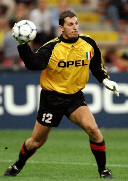 萨哈：曼联在转会市场必须谨慎，冬窗不能急于放走梅努（萨哈：曼联转会需谨慎，冬窗切勿仓促放走梅努）