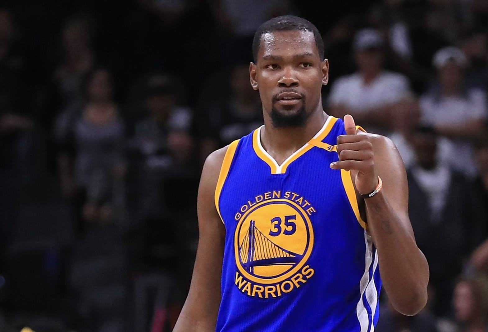 每体：莱万首选与巴萨续约，但也已开始研究其它联赛的报价（每体：莱万续约巴萨为先，已着手考虑其他联赛的报价）