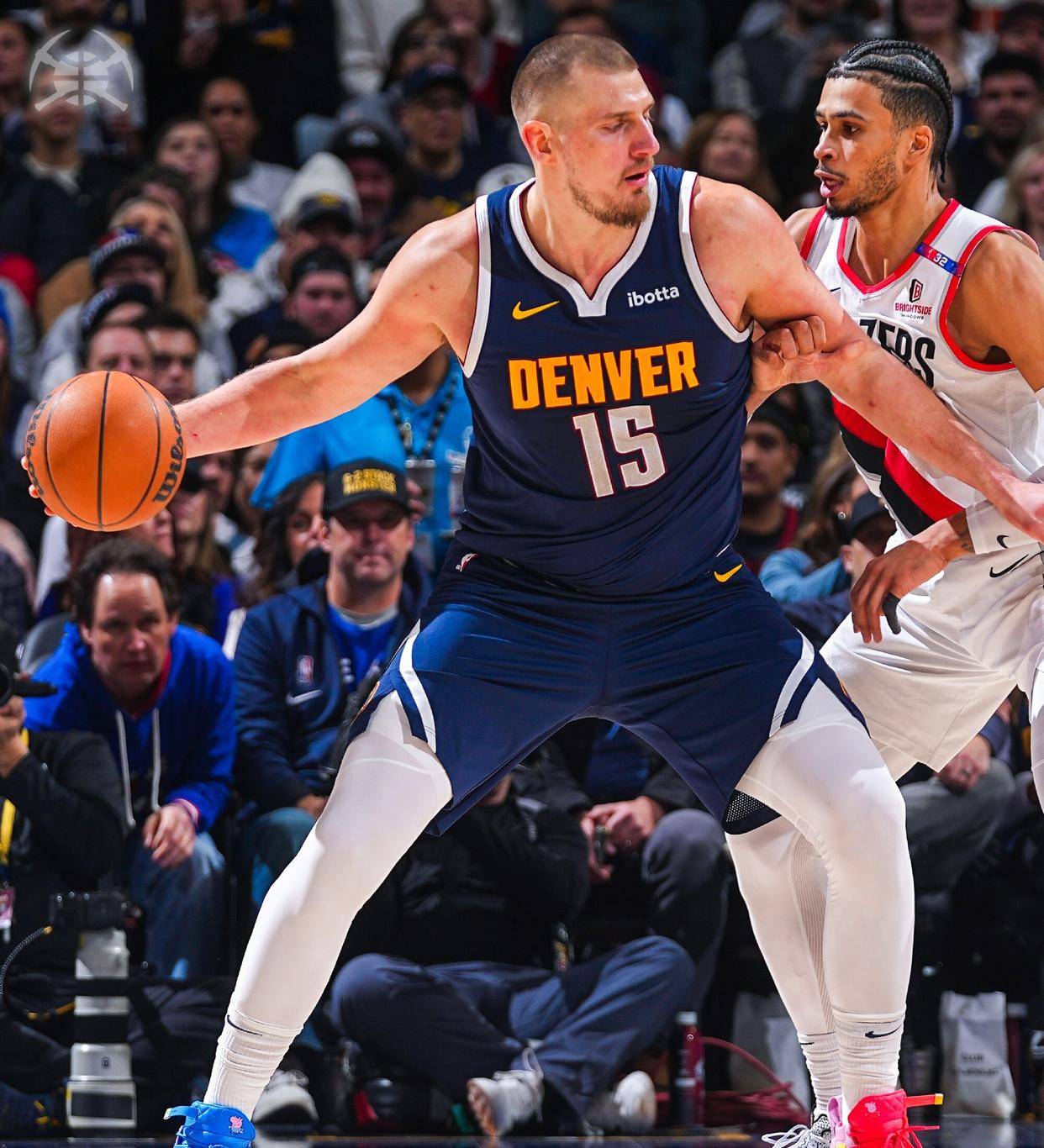 鲍威尔的半场表现：15分钟内艰难得分（鲍威尔半场挣扎：15分钟才艰难拿分）