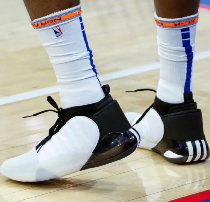 阿斯：皇马绝不会通过竞价来引援中卫，专注于合同到期的球员（阿斯：皇马不参与中卫竞价，重点锁定合同将满的球员）