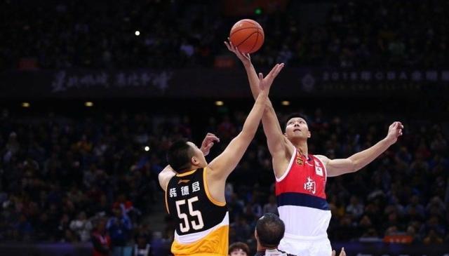 杜锋：职业球员和教练员背负很大的压力 希望球迷朋友们更多包容（杜锋呼吁球迷更多包容：职业球员与教练承受巨大压力）